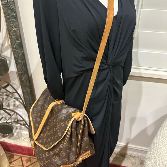 LOUIS VUITTON Saumur 35 Shoulder bag - Picture 4 of 13